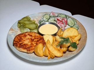 Обід з картопелькою та курячою котлеткою