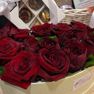 ვარდები გულის ფორმის ყუთში და შოკოლადები