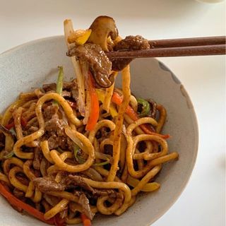 Yaki udon saltati con vitello e verdure