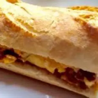 Bocata de tortilla francesa con Chorizo 