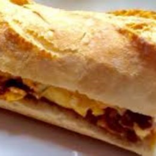 Bocata de tortilla francesa con Chorizo 