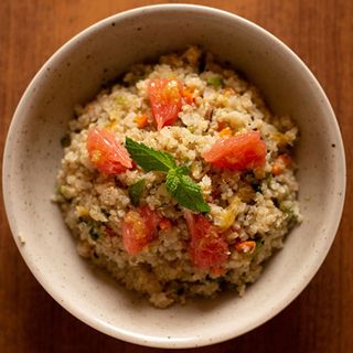 Quinoa con verduras y pomelo