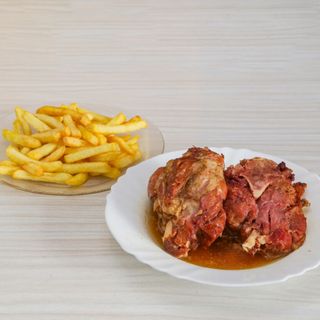 Codillo Entero Asado con Patatas Fritas 