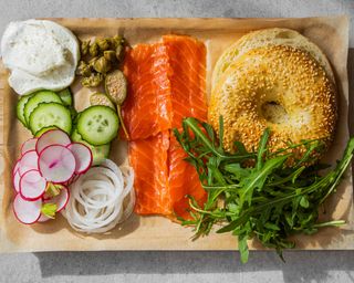 Бейгл з лососем, 230 г