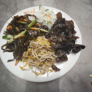 18. Салата-специалитет на заведението (300г)