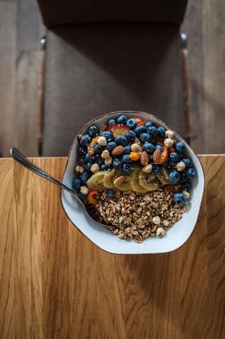 Domowa granola z jogurtem i owocami