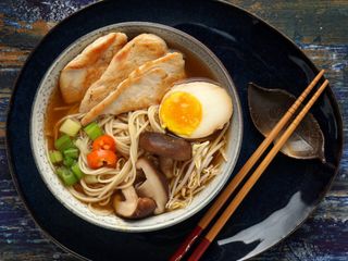 Ramen in brodo con pollo e verdure