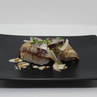 nigiri de atún flameado (2 piezas)