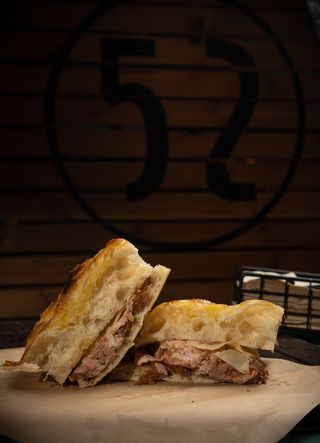 Сандвич дърпано свинско (400г)