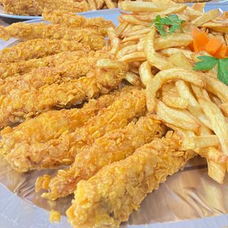 Pui crispy cu cartofi prăjiți si salata