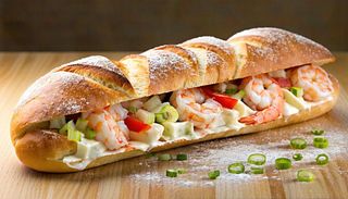 Panino con cocktail di gamberi