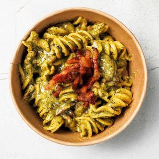 Fusilloni pesto di pistacchi e guanciale croccante