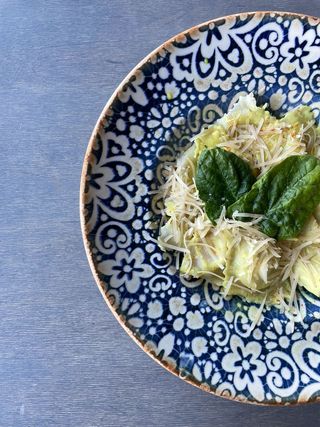 Равіолі з куркою під соусом карбонара (250г)