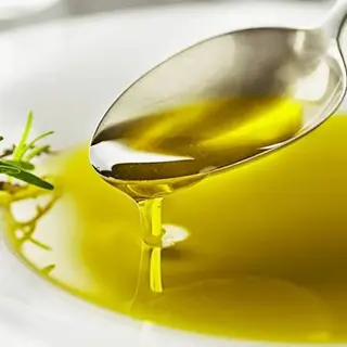 Olio allo zenzero, aglio e cipollotto