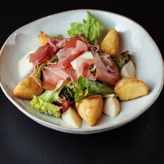 З пармою, грушею та смаженим сиром брі