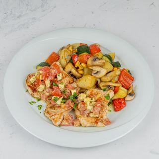 Pureći medaljoni sa mozzarelom i rajčicom i povrtna garnitura