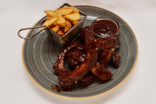 Svinjska rebrica BBQ sa domaćim hrskavim krumpirom