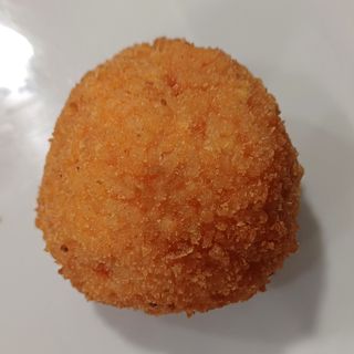 Arancino di riso con prosciutto cotto, mozzarella e pomodoro