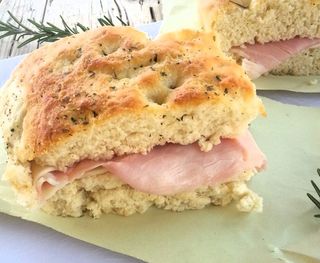 Focaccia prosciutto e formaggio
