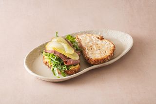 Sándwich de pastrami con miel mostaza