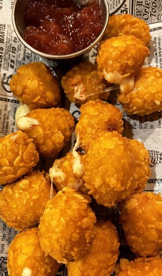 Bolita De Queso Con Mermelada De Fresa