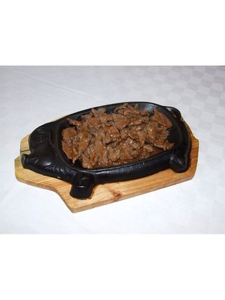 307 Свинско къкрещо върху метална плоча със зеленчуци