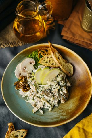 სოკოს სალათა მოხალული ნიგვზით და მწვანე ვაშლით