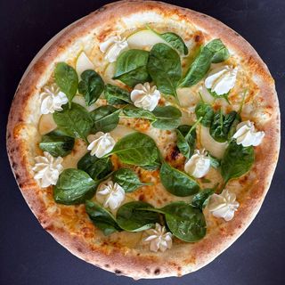 Піца З шпинатом та грушею