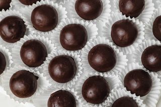 Шоколадови бонбони с лешници и портокал 