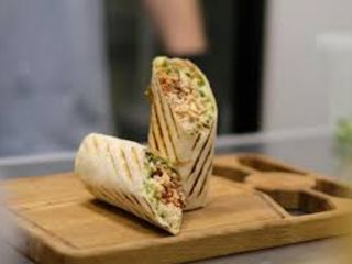 Wrap integral con hummus y pollo grill