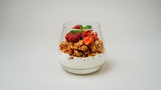 Йогурт с гранолой и ягодами
