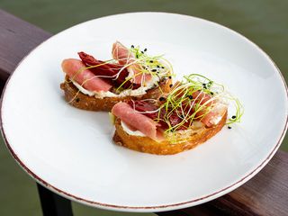 Брускета з Пармою, в'яленим томатом та крем-сиром (100g)