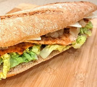 Bocata de pollo crujiente + racion de patatas + bebida