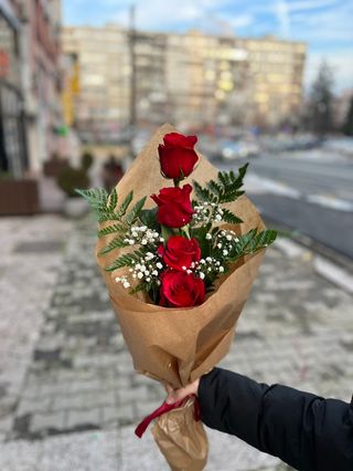 Buket natur, 4 crvene ruže