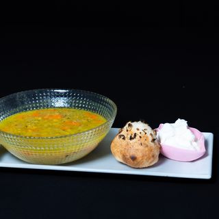 Supă de Linte Aurie cu Varza Murata , Painici Insomnia, Smantana ,Vegan