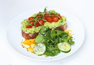 Duży awokado tost z łososiem