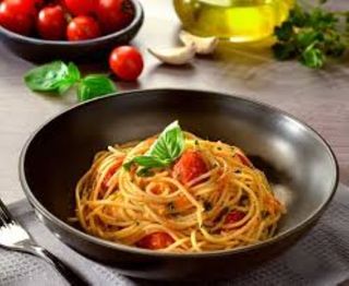 Spaghetti al pomodoro o aglio, olio, peperoncino