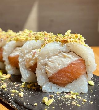 Рол з лососем та фісташкою (240г/8шт)