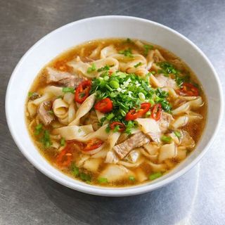 Fatias De Massa Em Sopa Com Porco
