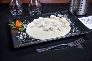 Piept de pui cu sos de parmezan 