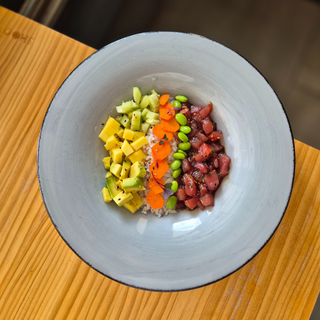 Poke Bowl De Salmón al Teriyaki Con Quinoa Y Vegetales