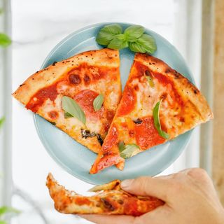 Парче пица с шунка, гъби и кашкавал (220г)