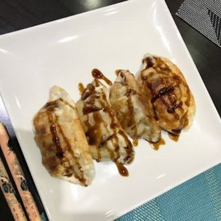 49. Gyoza Empanadilla Rellena De Carne 鸡肉煎饺