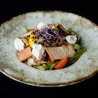 Salata cu branza de capra si dressing cald 