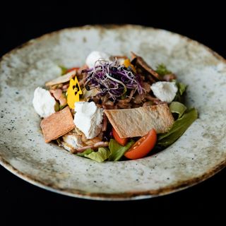 Salata cu branza de capra si dressing cald 