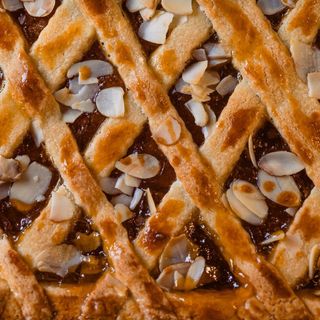 Crostata cu gem de caise si fulgi de migdale