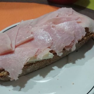 Tostada Con Jamón York Y Queso 