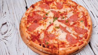 Пицца с колбасками 