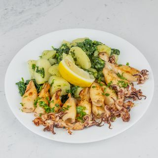 Lignje sa žara i blitva s krumpirom