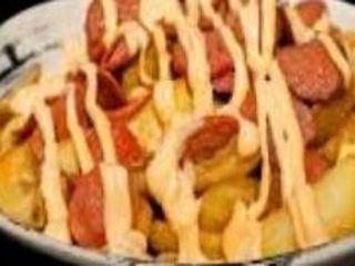 Cartofi prăjiți cu crenvurști și fior di latte